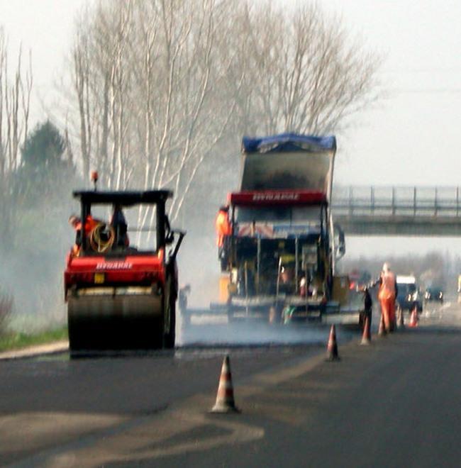 Iniziati i lavori per sistemare le buche sulla strada
