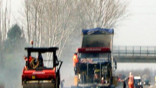 Iniziati i lavori per sistemare le buche sulla strada