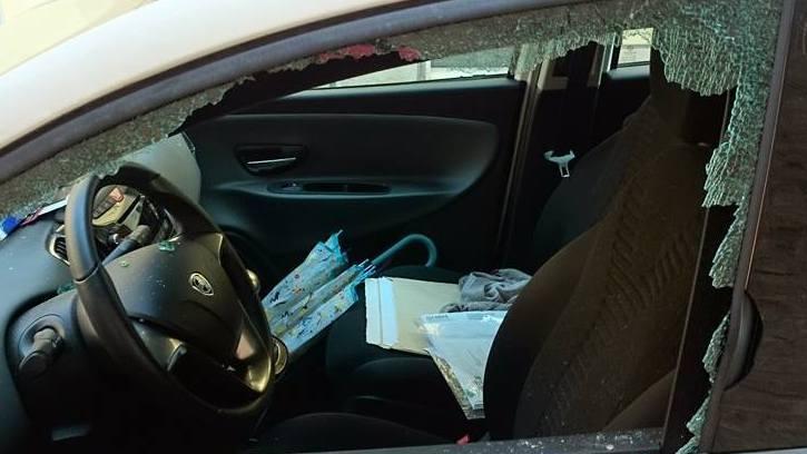 Ladri devastano auto in sosta e rompono i vetri per rubare