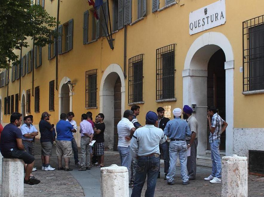 Si faceva pagare dai clandestini: arrestato 