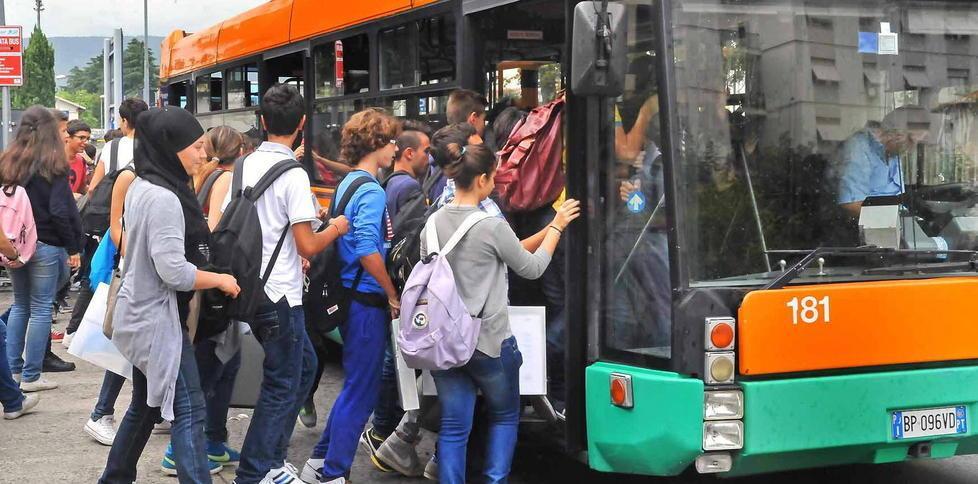 Bus a pezzi, corse saltate centinaia di studenti a piedi 