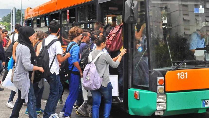 Bus a pezzi, corse saltate centinaia di studenti a piedi
