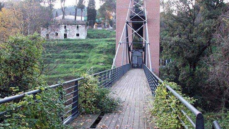 Carrara, il ponte per il parco della Padula resta inagibile