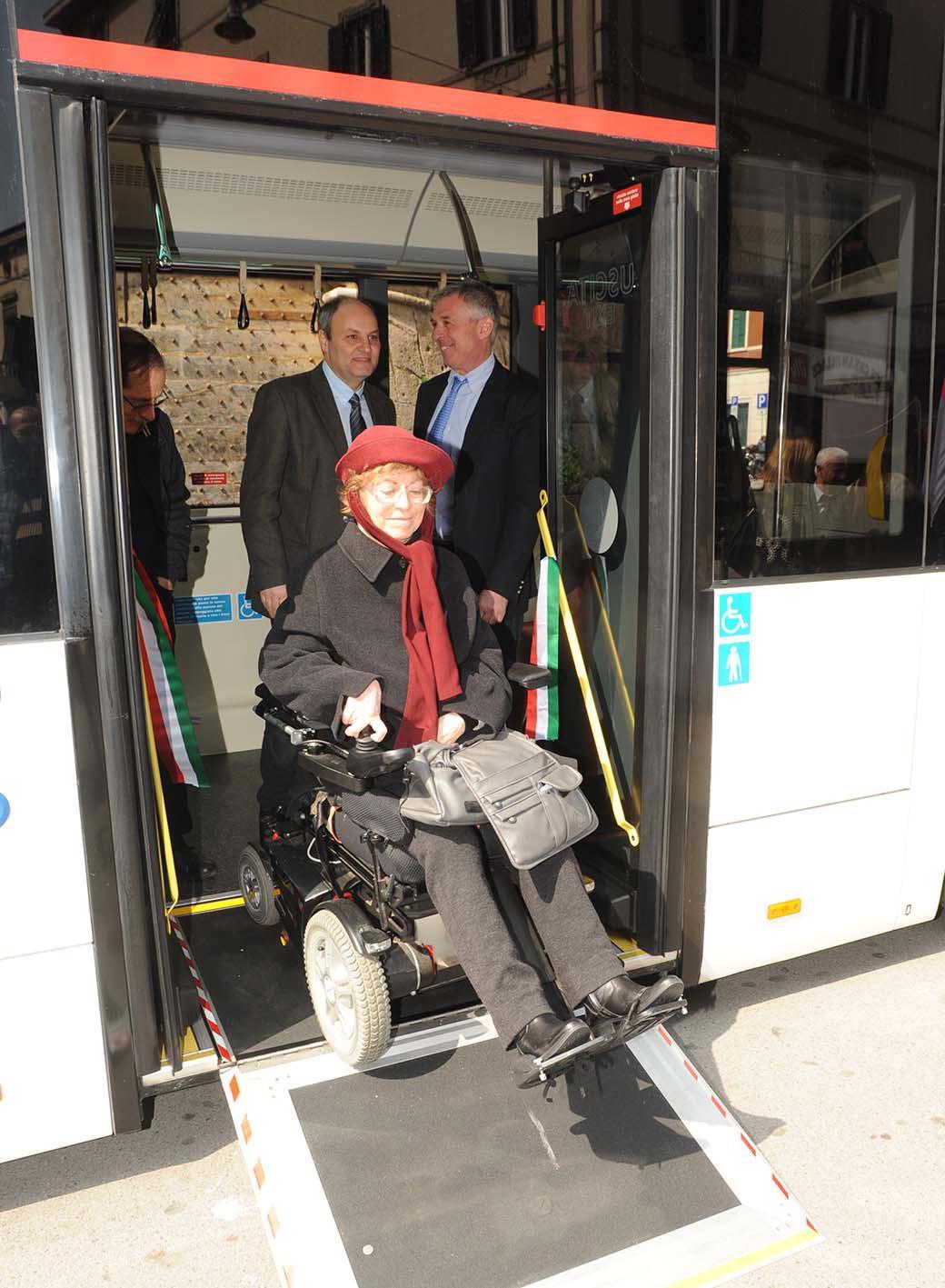 Stefania Stefanini di Spazio H prova la pedana per disabili