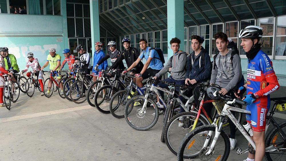 Il raduno di amici, compagni di scuola e insegnanti del giovane ciclista scomparso