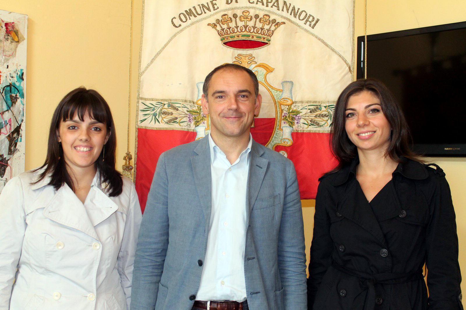 Il sindaco Menesini con due ragazze del servizio civile
