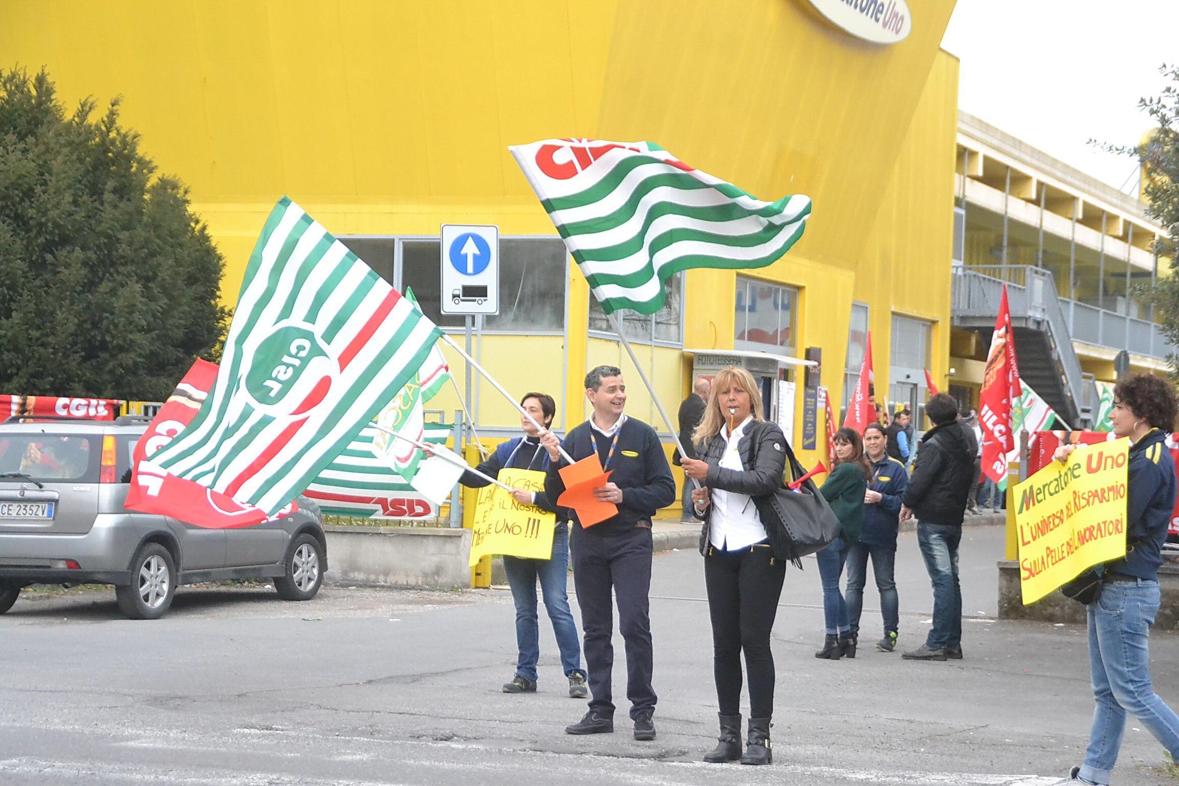 Mercatone Uno, scioperano i dipendenti
