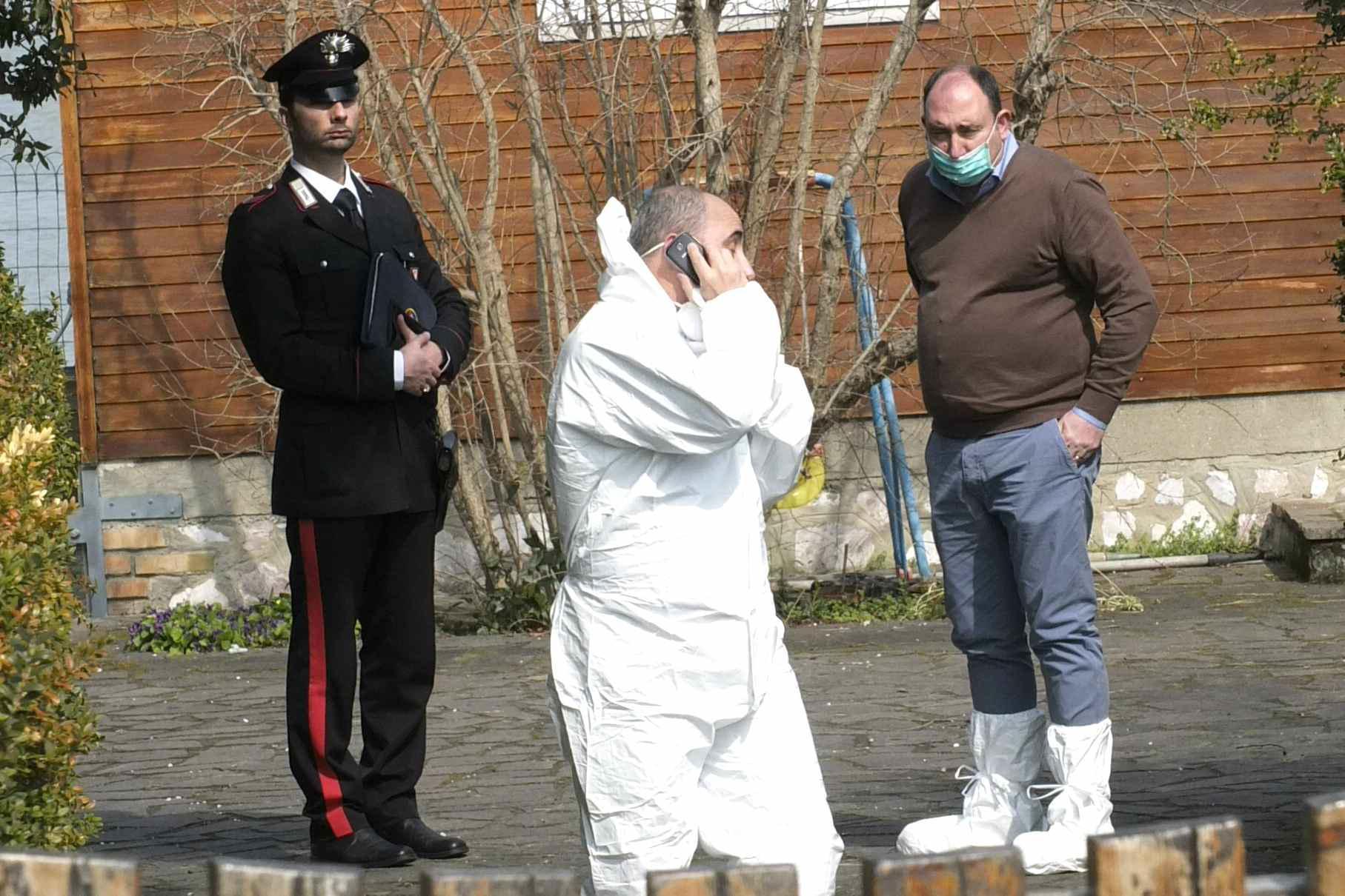 Gli investigatori sul luogo del rinvenimento del cadavere