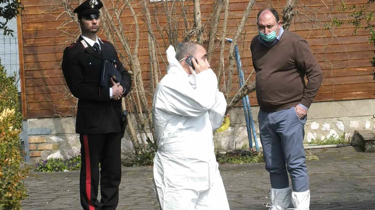 Gli investigatori sul luogo del rinvenimento del cadavere