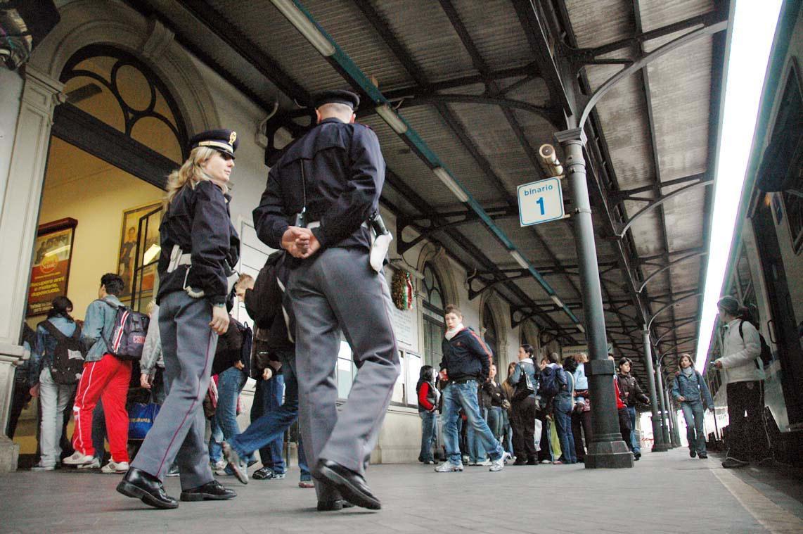 Derubano un ragazzo con la scusa di cambiare i soldi: arrestati due diciottenni
