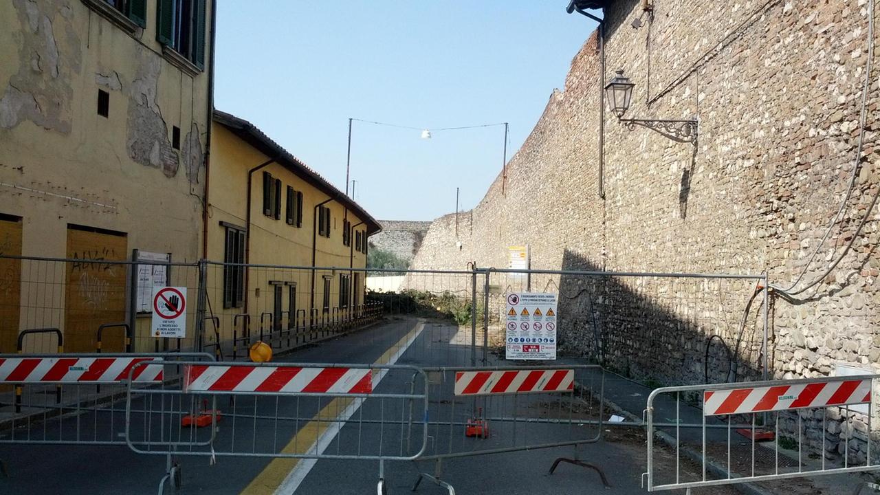 Le transenne all'inizio di via della Misericordia
