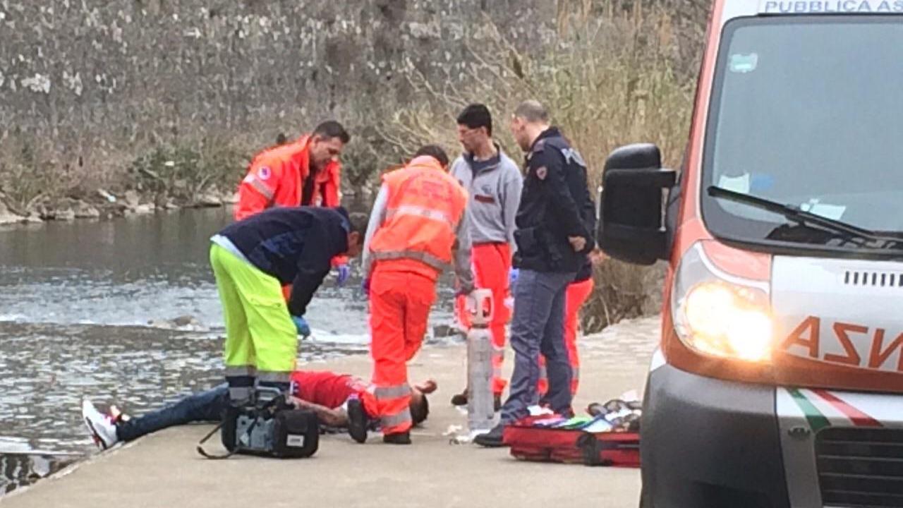 I soccorsi al tossicodipendente in overdose sul Bisenzio