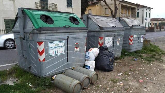 Bombole del gas abbandonate accanto ai cassonetti
