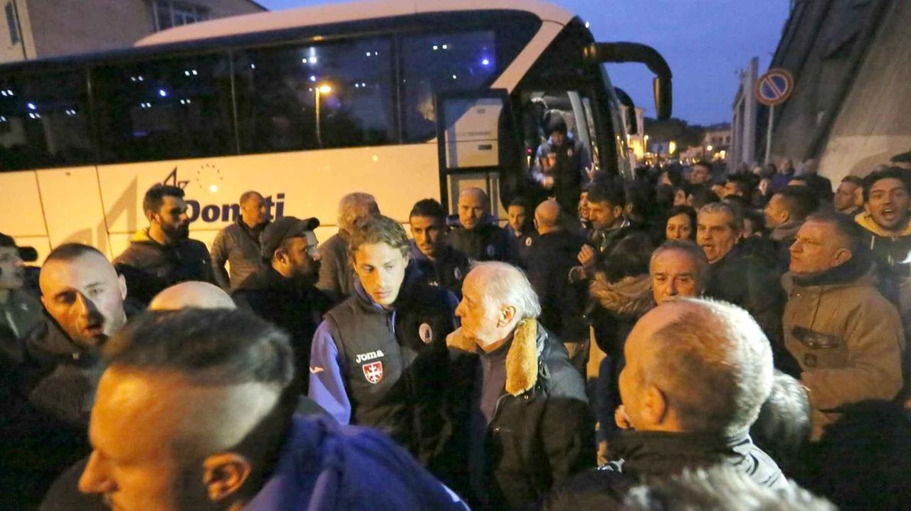 Tifosi attorno al pullman della squadra