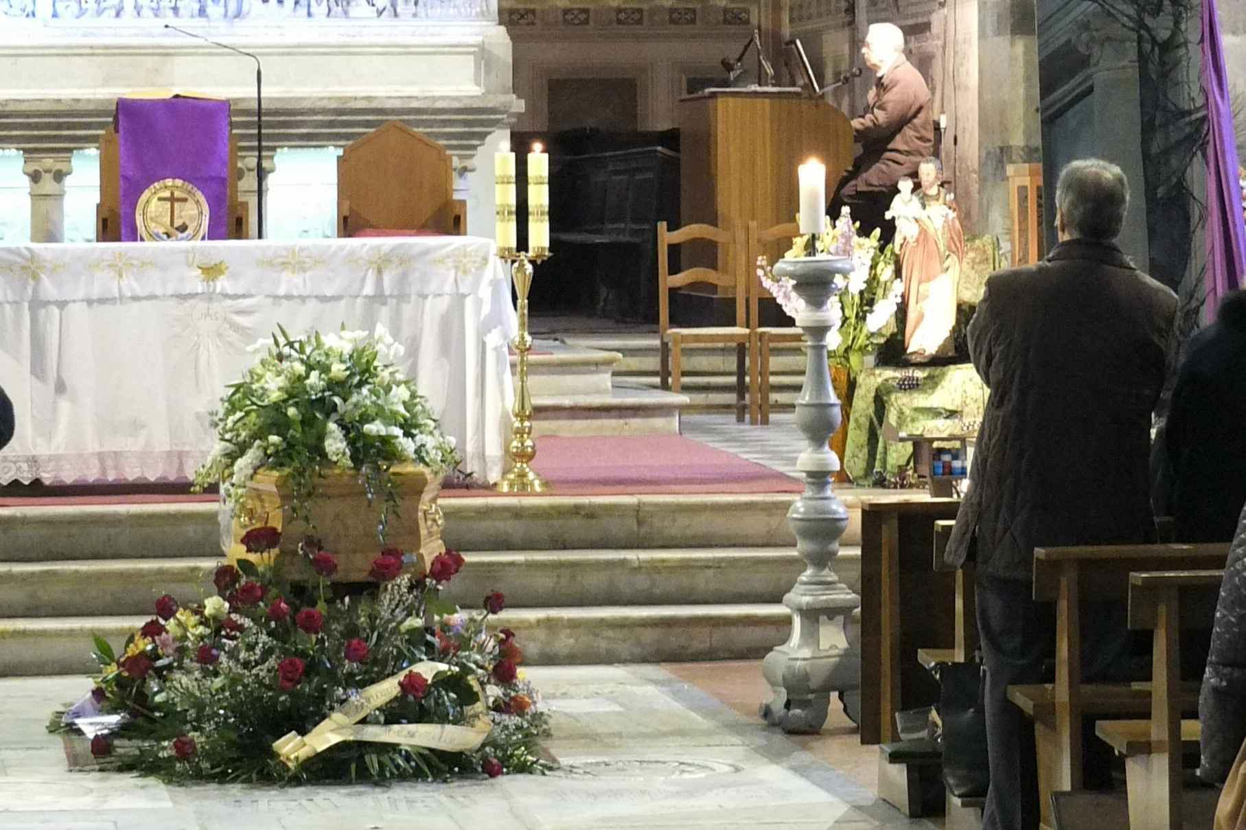 Il feretro del professor Sbrana