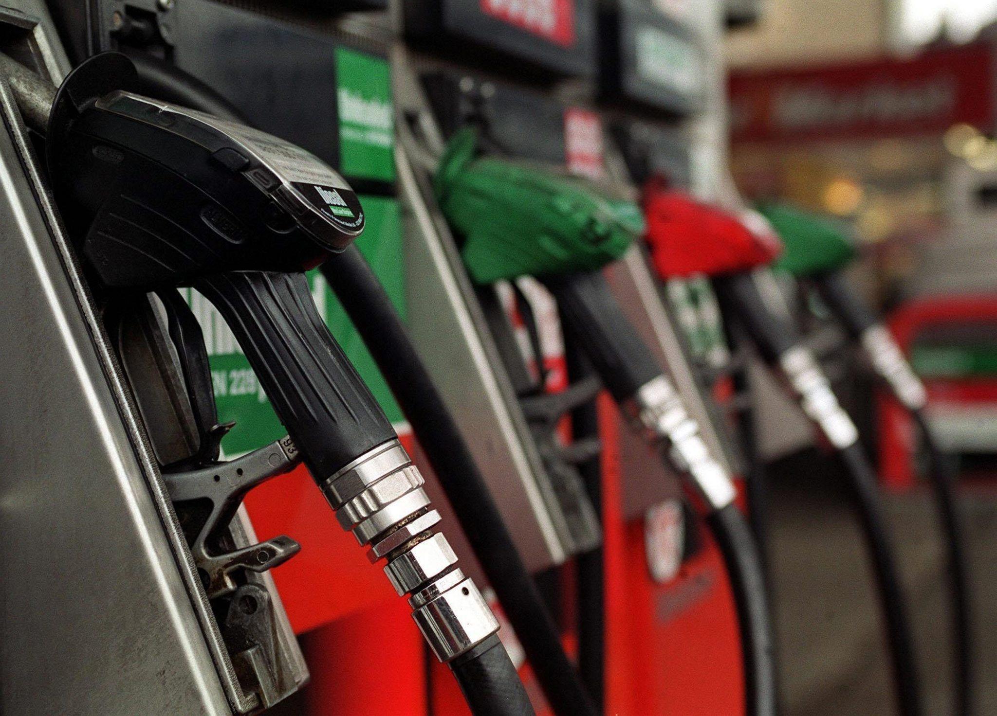 Il medico è accusato di aver messo in carico all'Asl pieni di benzina per 1.400 euro