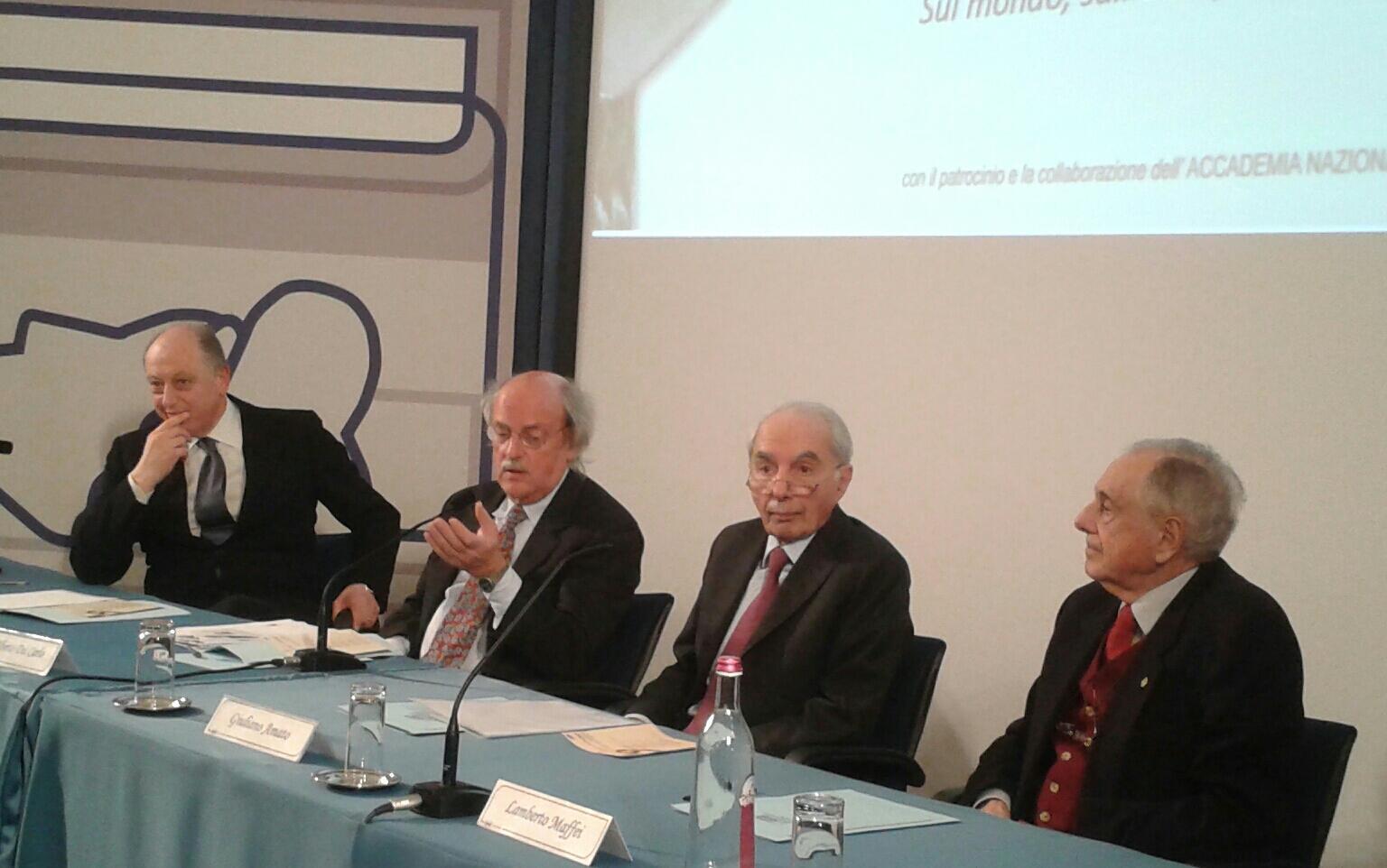 Giuliano Amato nell'auditorium della Fondazione Banca del Monte di Lucca