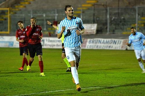 Zigoni esulta dopo il gol dell'Aquila