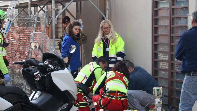 Stroncato da un infarto in un cantiere edile