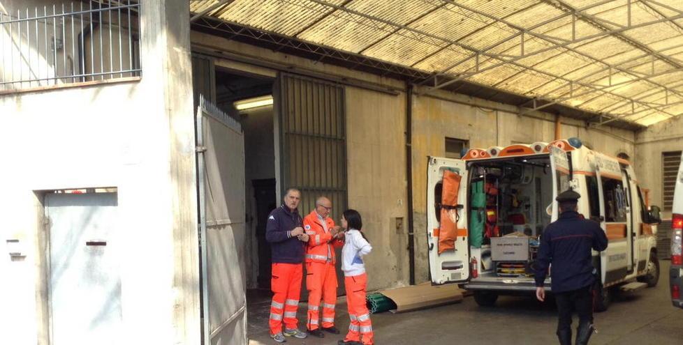 Cade sui macchinari e muore mentre ripara un lucernario 