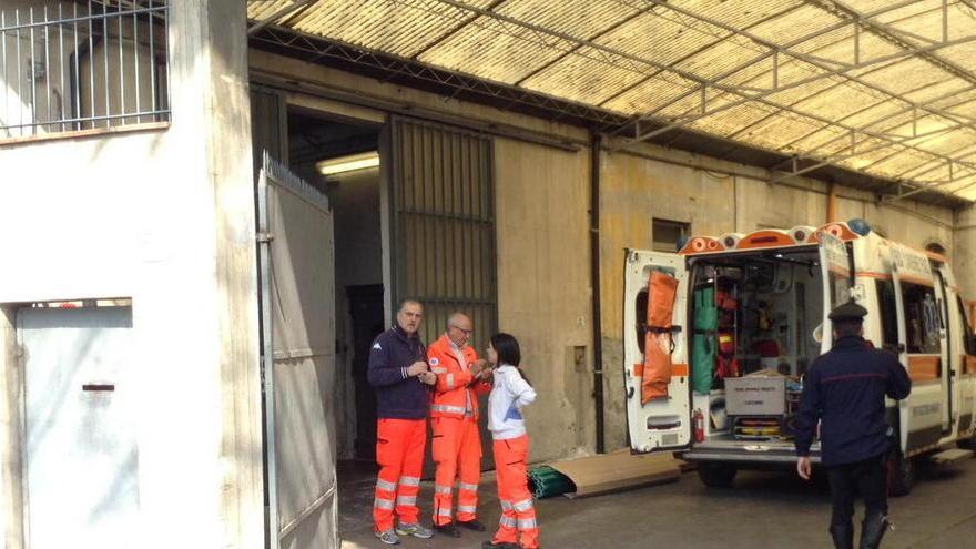 Cade sui macchinari e muore mentre ripara un lucernario