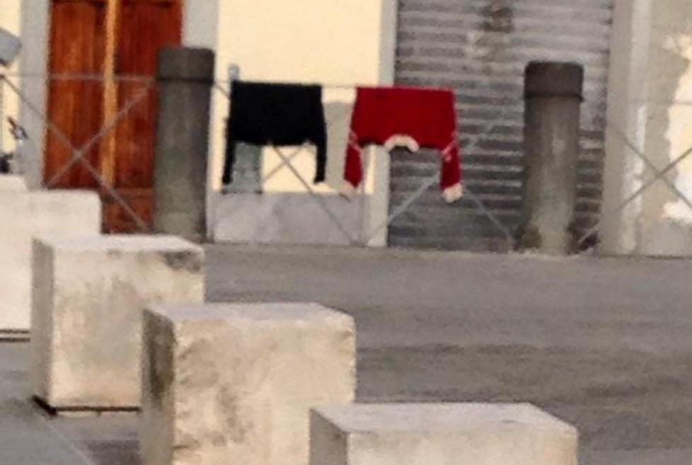 Accappatoio steso ad asciugare in piazza: sequestrato