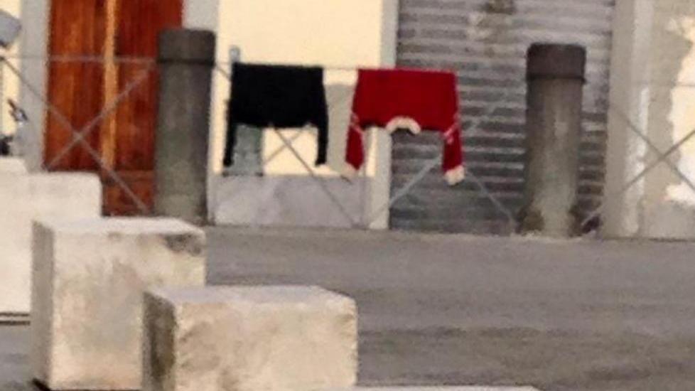 Accappatoio steso ad asciugare in piazza: sequestrato