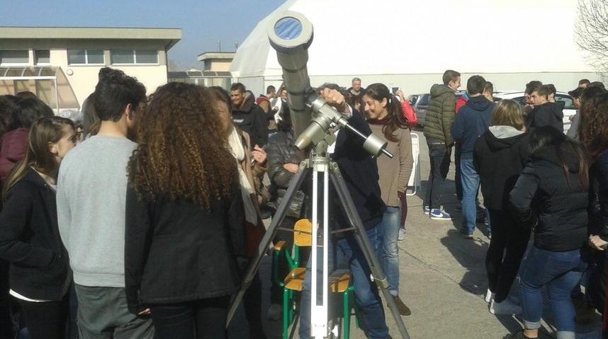 Pesenti, un’intera scuola a guardare l’eclissi di sole