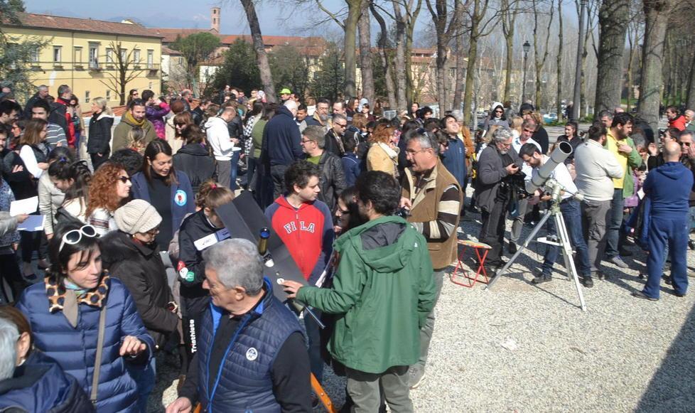 In centinaia sulle Mura per l’eclissi