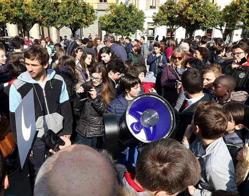 C’è l’eclissi, tutti i nasi all’insù 