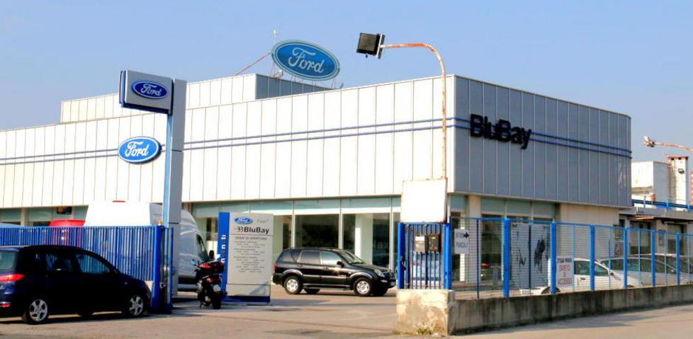 Cerchioni e gomme rubati nella concessionaria Ford 