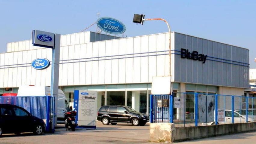 Cerchioni e gomme rubati nella concessionaria Ford