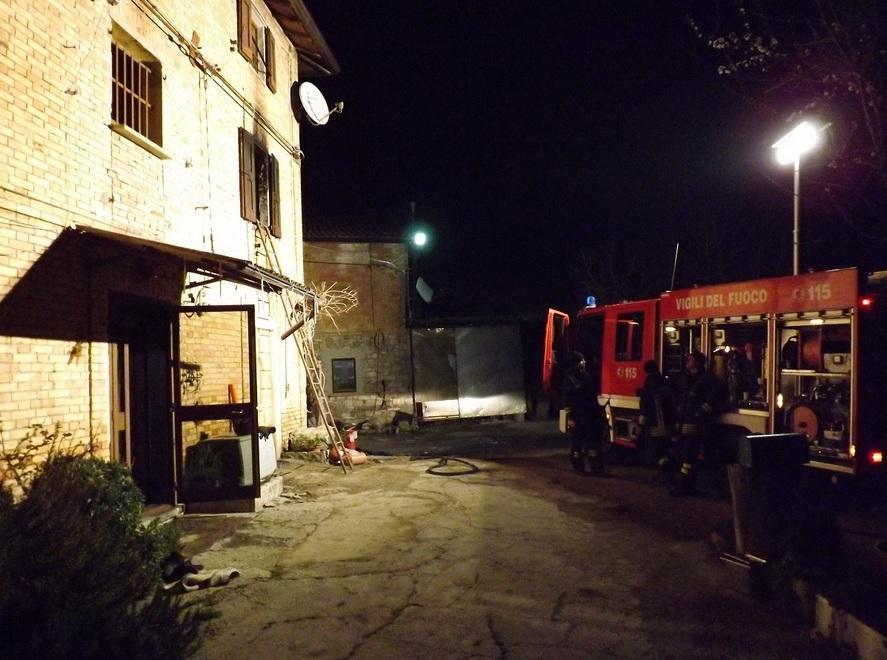 Brucia la casa, fiamme dalla canna fumaria 