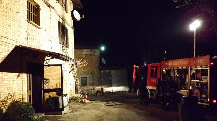 Brucia la casa, fiamme dalla canna fumaria
