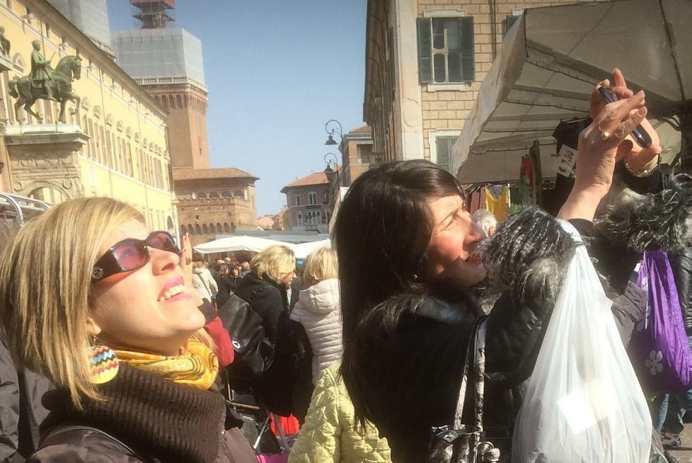 L’attrattiva solare in piazza tra le bancarelle del Listone