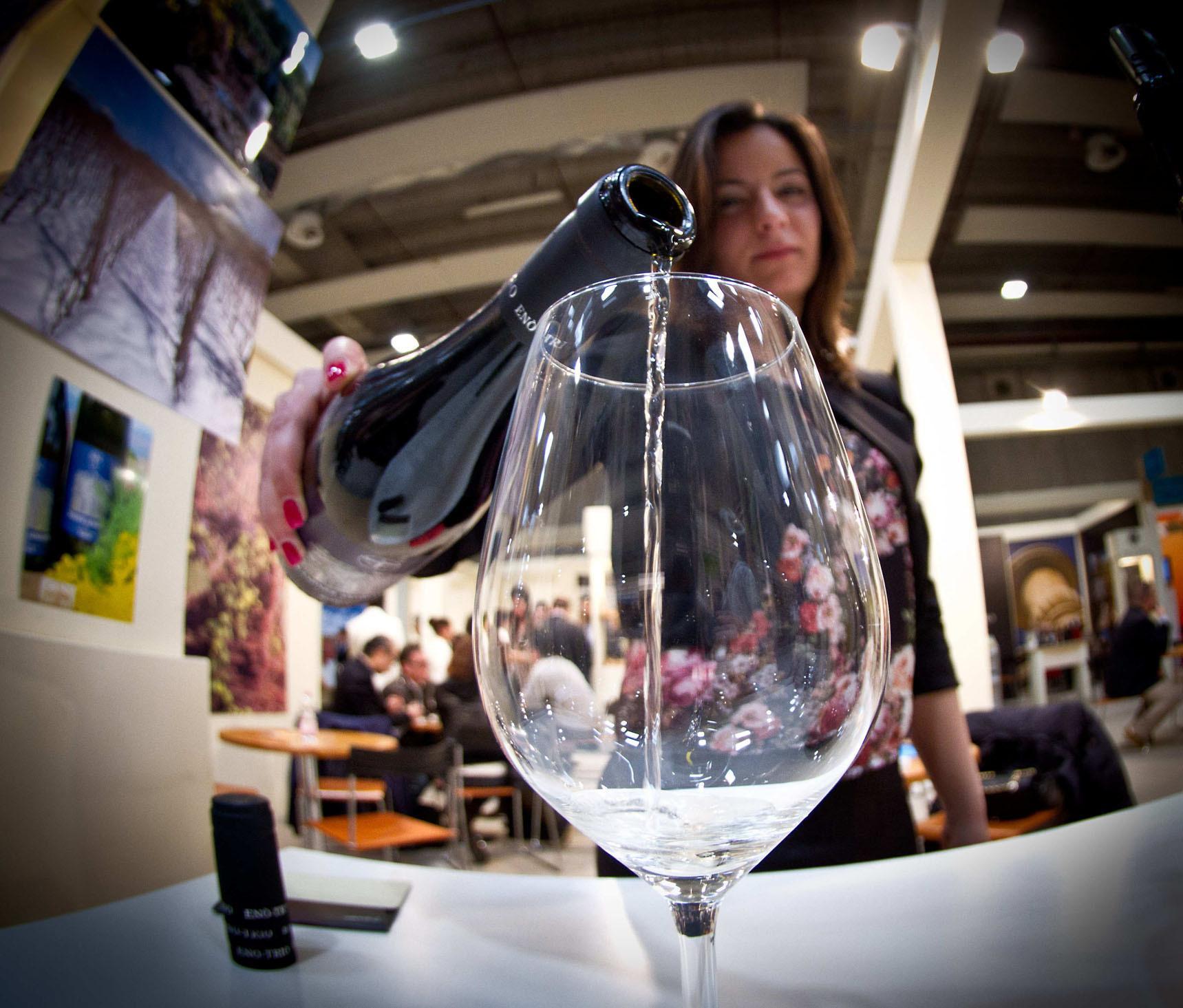 Uno stand del Vinitaly con degustazione