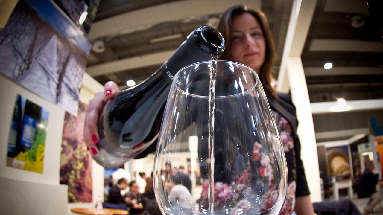 Uno stand del Vinitaly con degustazione