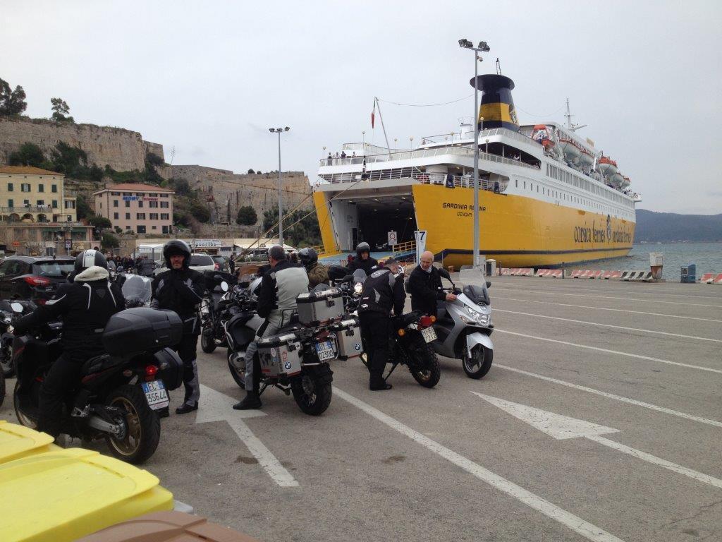 Turisti sbarcati dal traghetto della Corsica Ferries