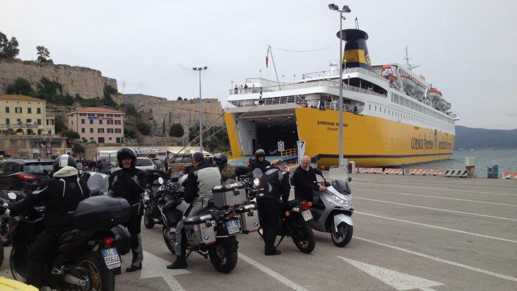 Turisti sbarcati dal traghetto della Corsica Ferries