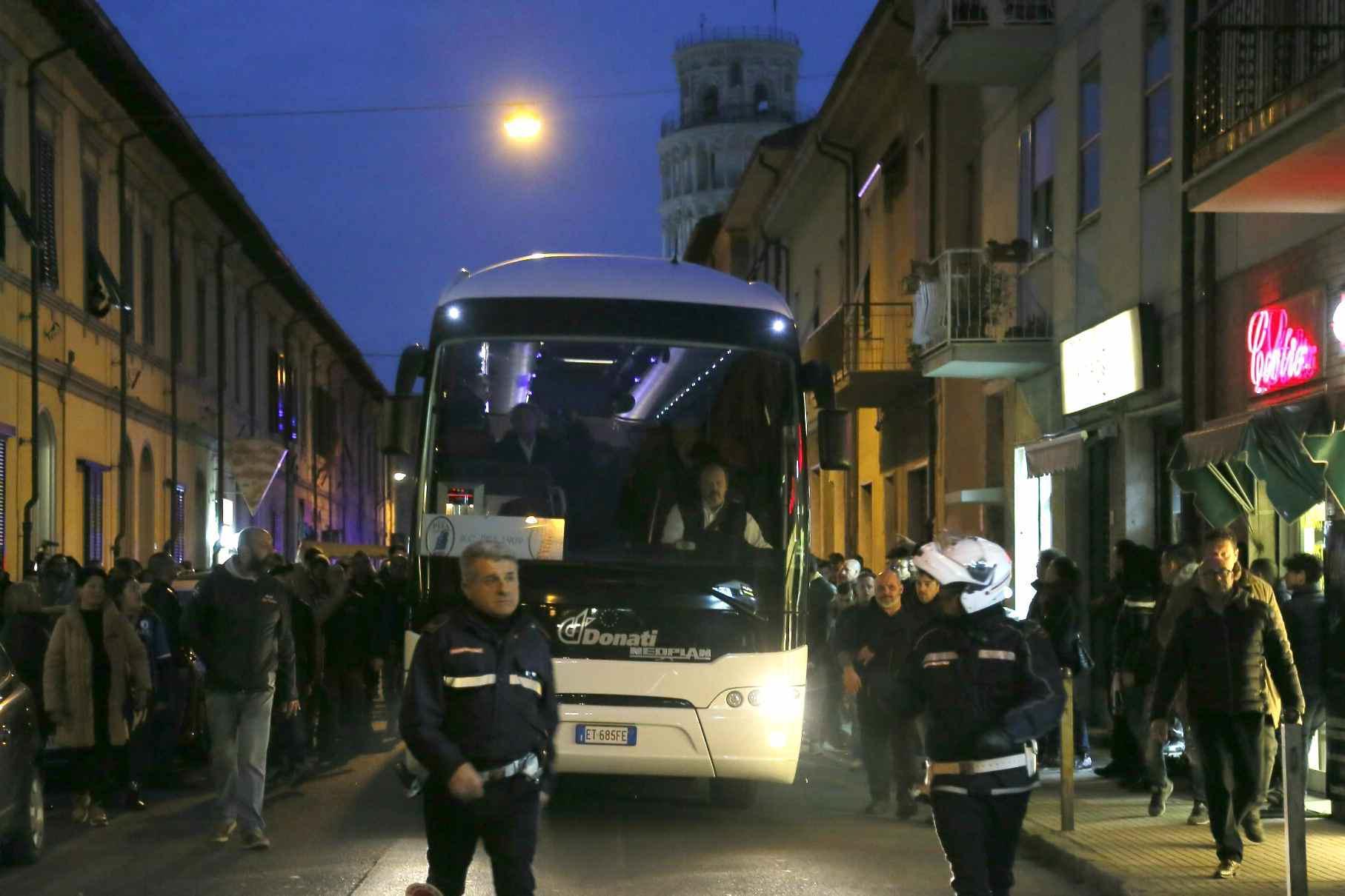 Il pullman della squadra in via Piave prima di arrivare all'Arena