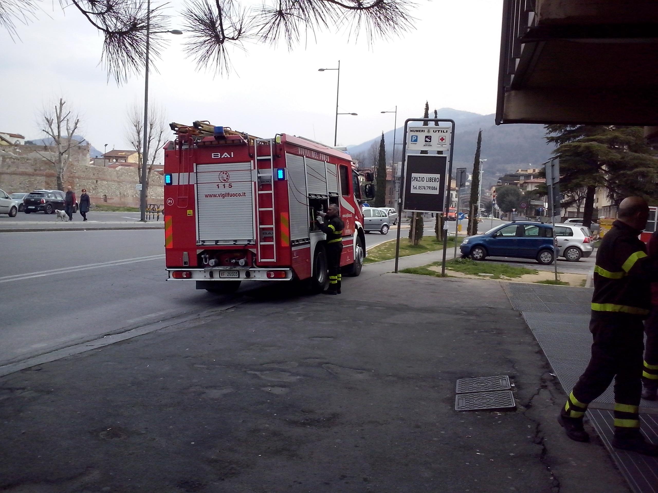 L'automezzo dei vigili del fuoco davanti alle Poste