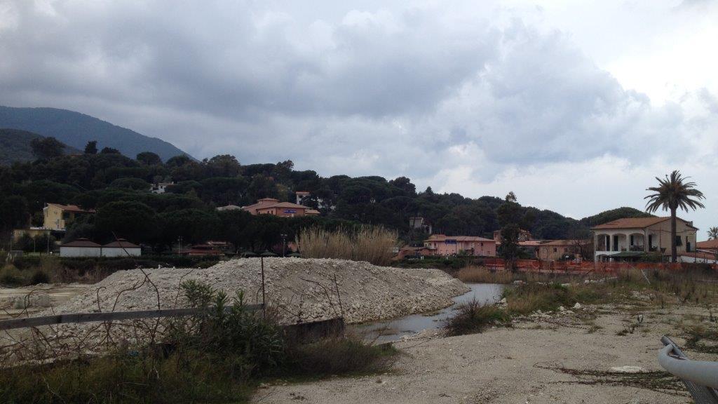 I resti dell'ecomostro di Procchio