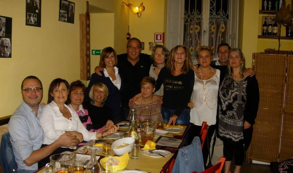 Una foto ricordo in pizzeria per gli ex alunni 