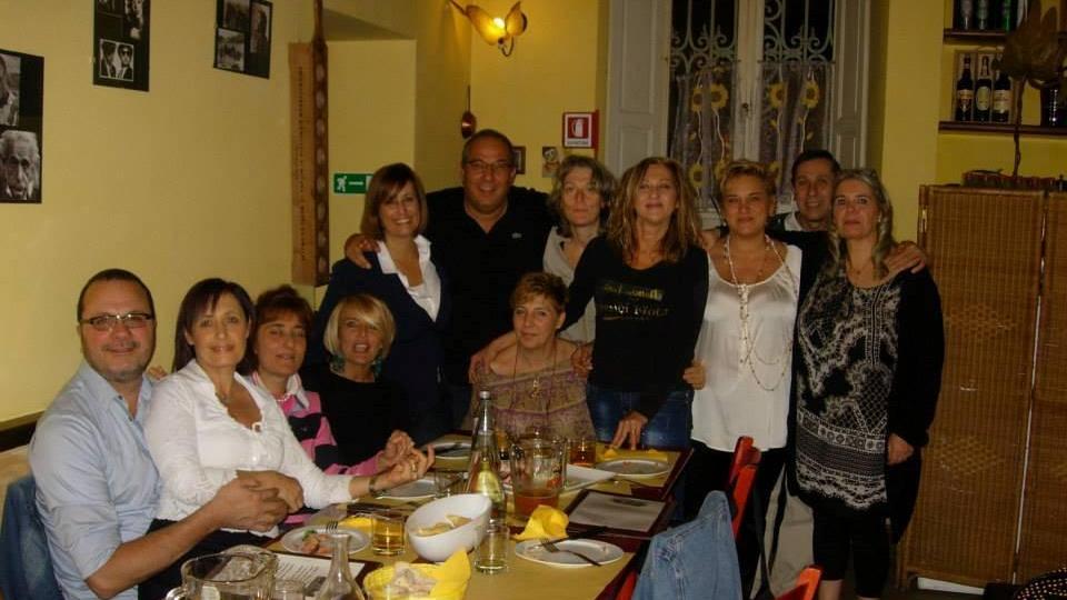 Una foto ricordo in pizzeria per gli ex alunni