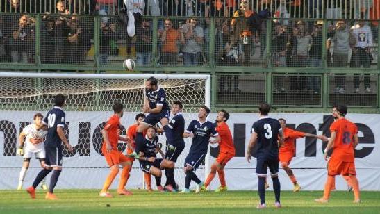 Un'azione di gioco del derby di andata fra Prato e Pistoiese