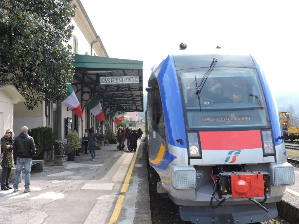 Il treno Swing alla stazione di Castelnuovo
