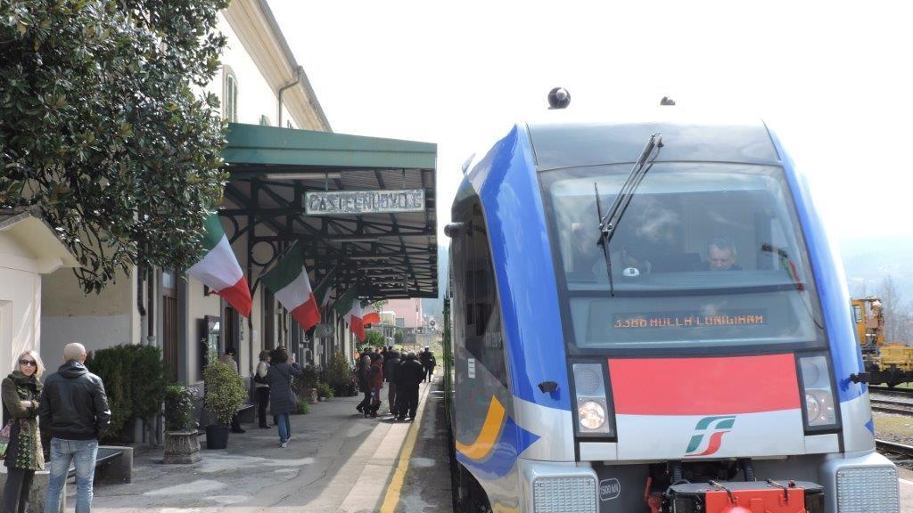 Il treno Swing alla stazione di Castelnuovo
