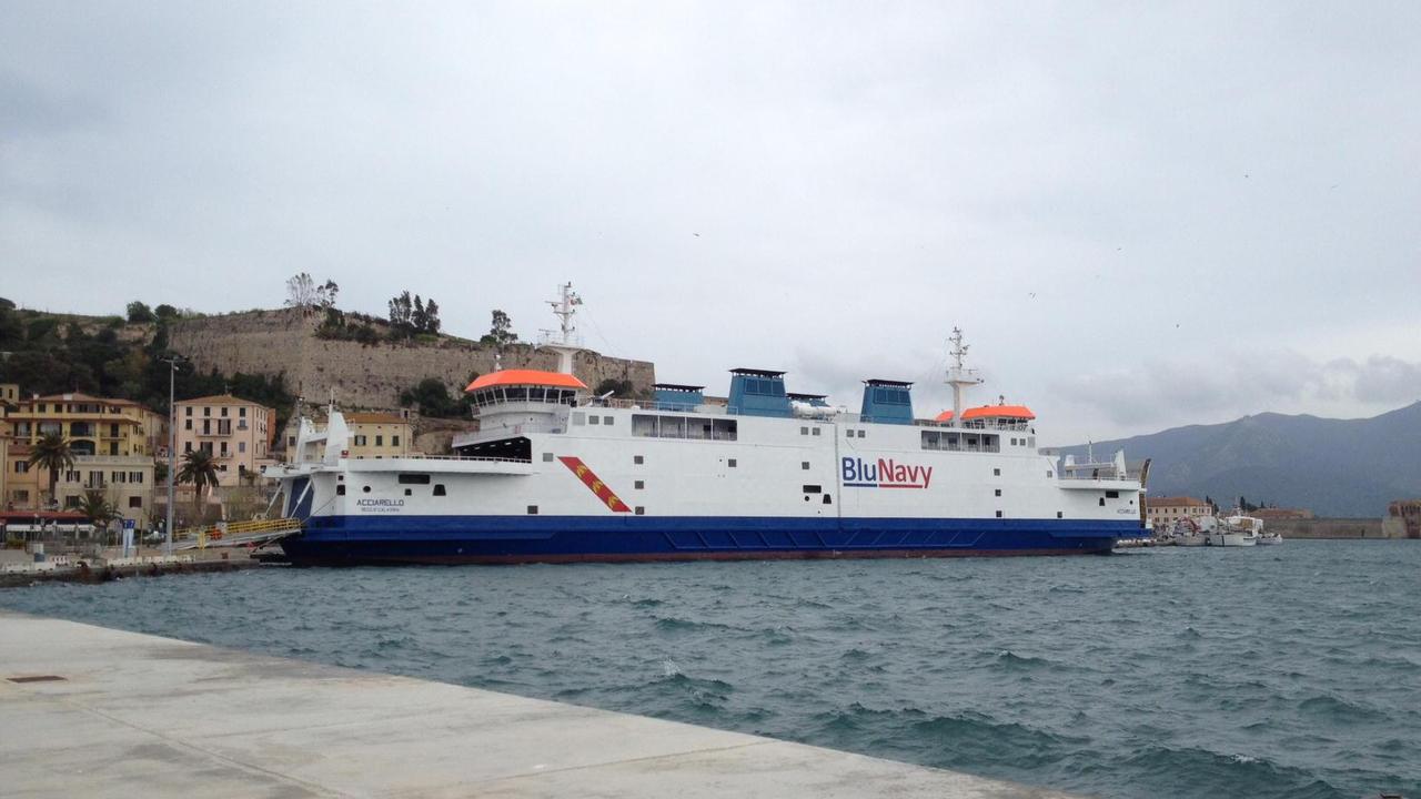 Il traghetto Acciarello della Blu Navy