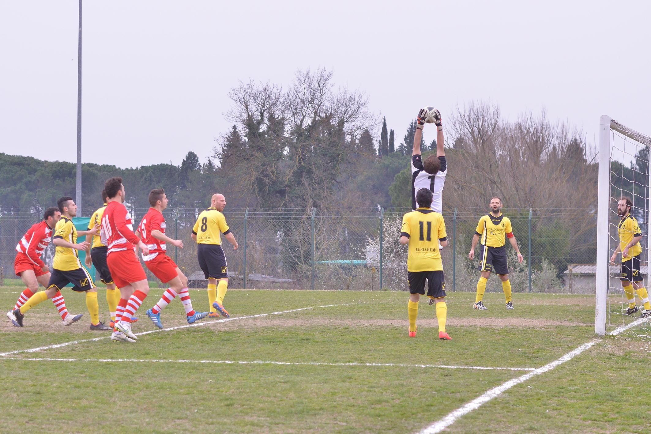 Un'azione di gioco della partita fra Ponzano e Ginestra (foto agenzia Carlo Sestini)