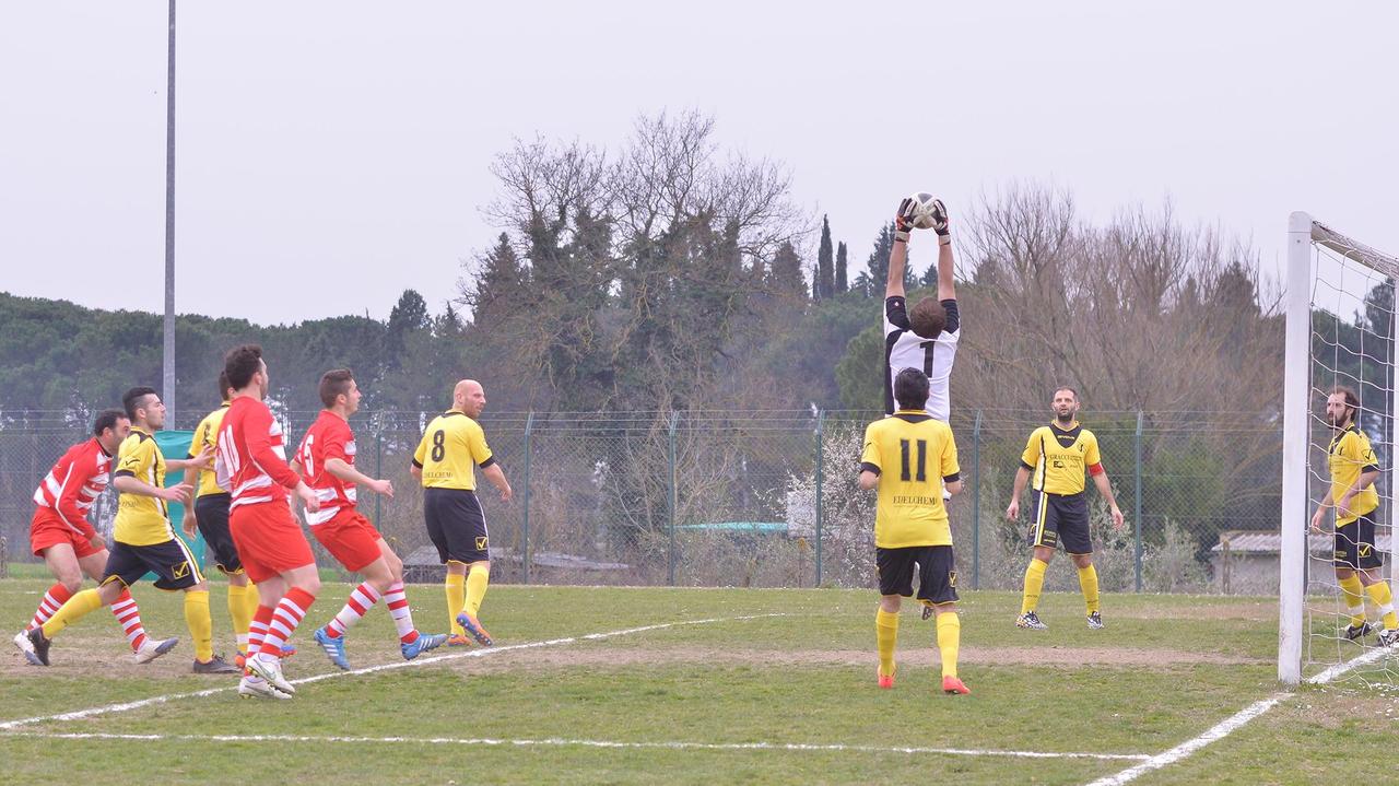 Un'azione di gioco della partita fra Ponzano e Ginestra (foto agenzia Carlo Sestini)